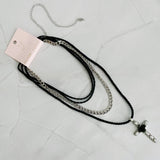 Collar de cruz de rosa negra en capas