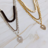 Collier superposé de perles de résine et cœur doré
