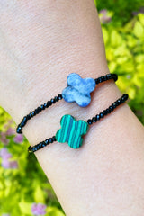 Bracelet extensible semi-précieux avec croix arrondie