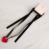 Collar con fajín negro y rojo atrevido