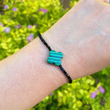 Bracelet extensible semi-précieux avec croix arrondie