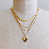 Collar de cadena y corazón perfectamente superpuesto