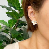 Pendientes pequeños con pedrería y flores