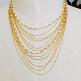 Collar de cadena y perlas bellamente drapeado