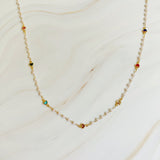 Precioso collar de cadena con perlas y minicorazones