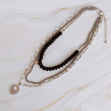 Collier superposé de perles de résine et cœur doré