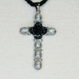 Collar de cruz de rosa negra en capas