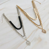 Collier superposé de perles de résine et cœur doré
