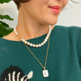 Collar con colgante de medallón abierto Deco inicial