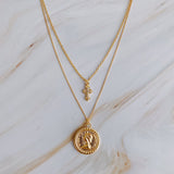 Collar a capas con cruz y monedas