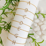 Pulsera con inicial brillante y delicada