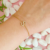 Pulsera con inicial brillante y delicada