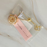 Hipnotizado por la pulsera cruzada