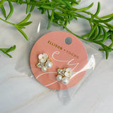 Pendientes pequeños con pedrería y flores