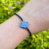 Bracelet extensible semi-précieux avec croix arrondie