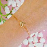 Pulsera con inicial brillante y delicada