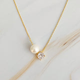 Collar de una sola perla y diamantes