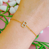 Pulsera con inicial brillante y delicada