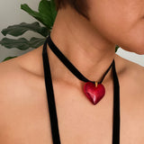 Collar con fajín negro y rojo atrevido