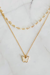 Collar de mariposa con cadena de perlas en capas