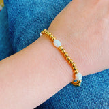 Pulseras de adorno dorado con perlas de agua dulce