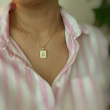 Collar con colgante de medallón abierto Deco inicial