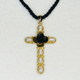 Collar de cruz de rosa negra en capas