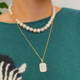 Collar con colgante de medallón abierto Deco inicial