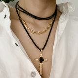 Collar de cruz de rosa negra en capas