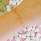 Pulsera con inicial brillante y delicada