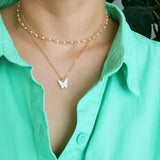 Collar de mariposa con cadena de perlas en capas