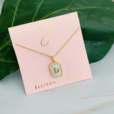 Collar con colgante de medallón abierto Deco inicial