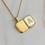 Collar con colgante de medallón abierto Deco inicial