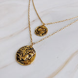 Collar de monedas en capas de mito antiguo