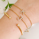 Pulsera con inicial brillante y delicada