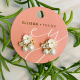 Pendientes pequeños con pedrería y flores
