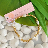 Pulseras de adorno dorado con perlas de agua dulce