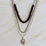 Collier superposé de perles de résine et cœur doré