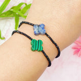Bracelet extensible semi-précieux avec croix arrondie