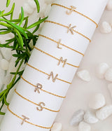 Pulsera con inicial brillante y delicada