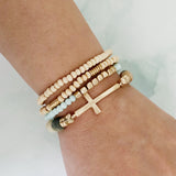 Juego de 4 pulseras de cuentas de piedra y madera.