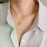 Collar con colgante de amor de pretzel