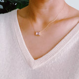 Collar con colgante cuadrado dulce