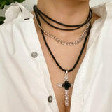 Collar de cruz de rosa negra en capas
