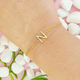 Pulsera con inicial brillante y delicada