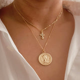 Collar a capas con cruz y monedas
