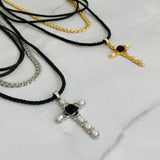 Collar de cruz de rosa negra en capas