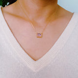 Collar con colgante cuadrado dulce