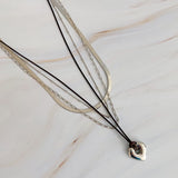 Collar de cadena y corazón perfectamente superpuesto