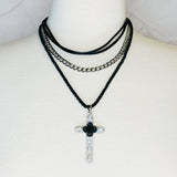 Collar de cruz de rosa negra en capas
